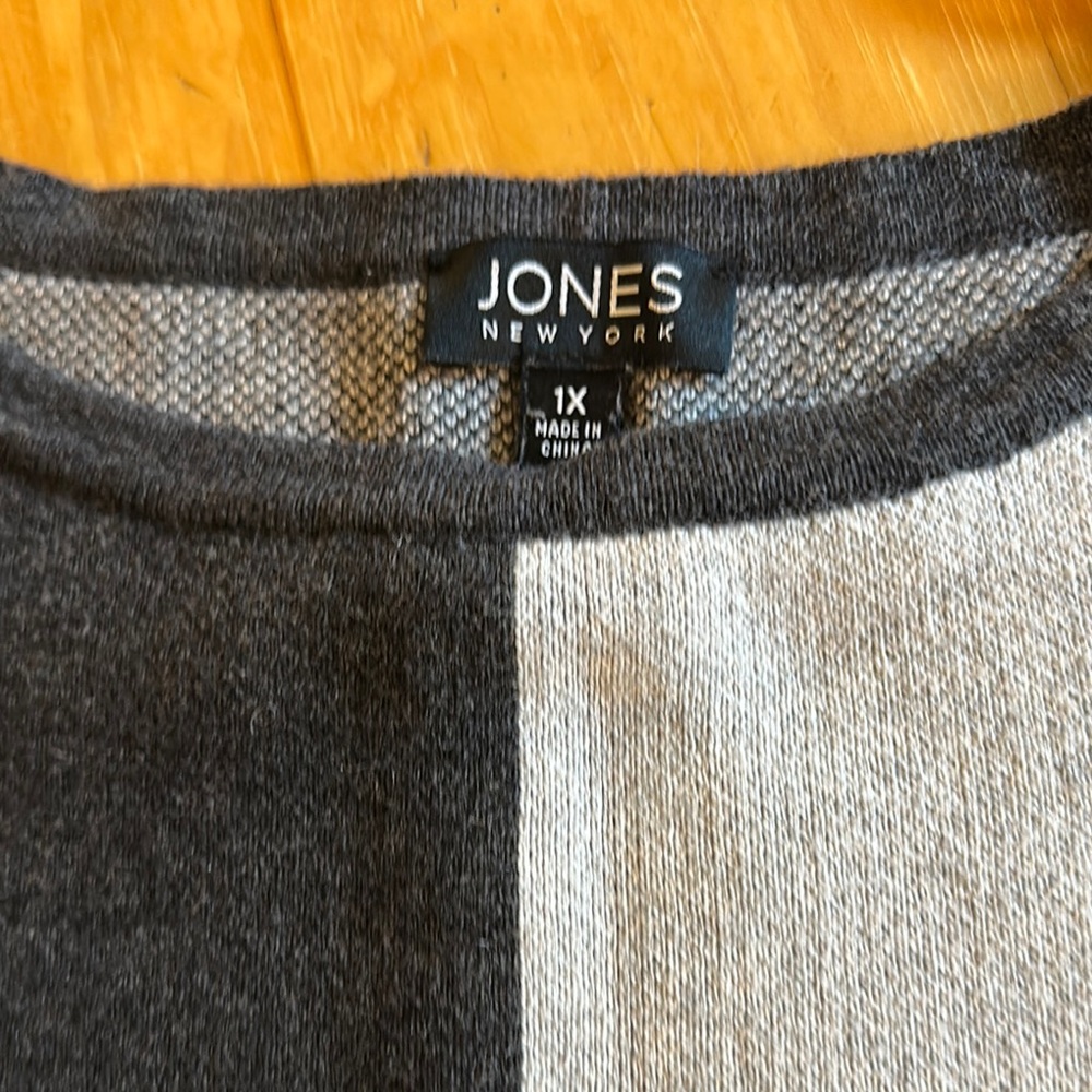 Jones New York Gray and Black Crewneck Sweater